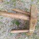 Tabouret tripode en bois brut