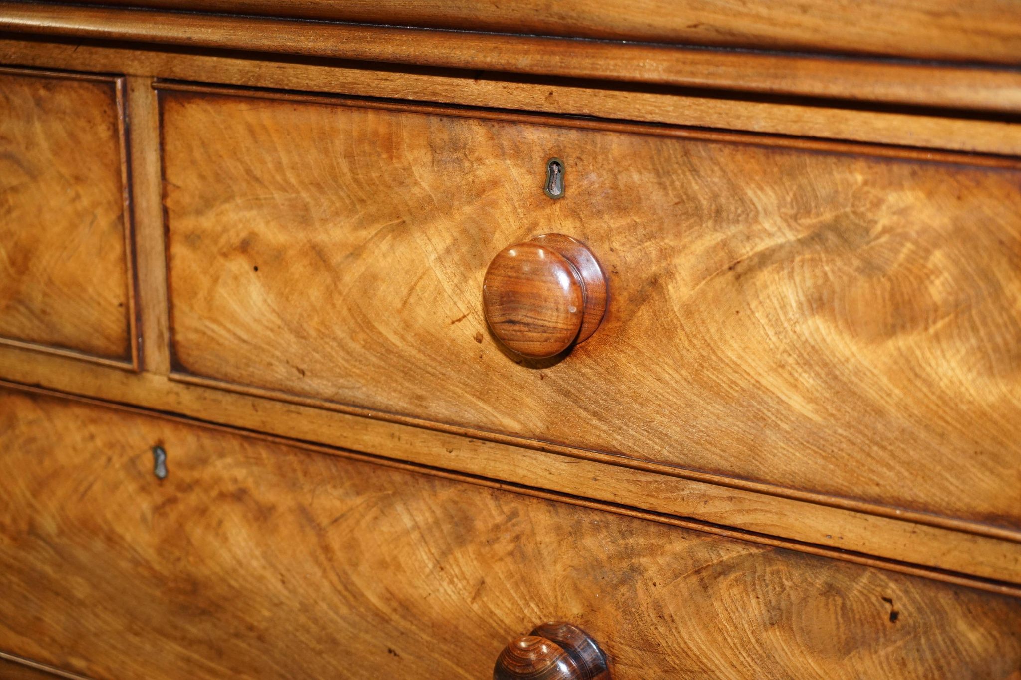 Commode en bois dur flammé victorien XIXe siècle avec tiroir caché