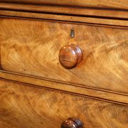 Commode en bois dur flammé victorien XIXe siècle avec tiroir caché