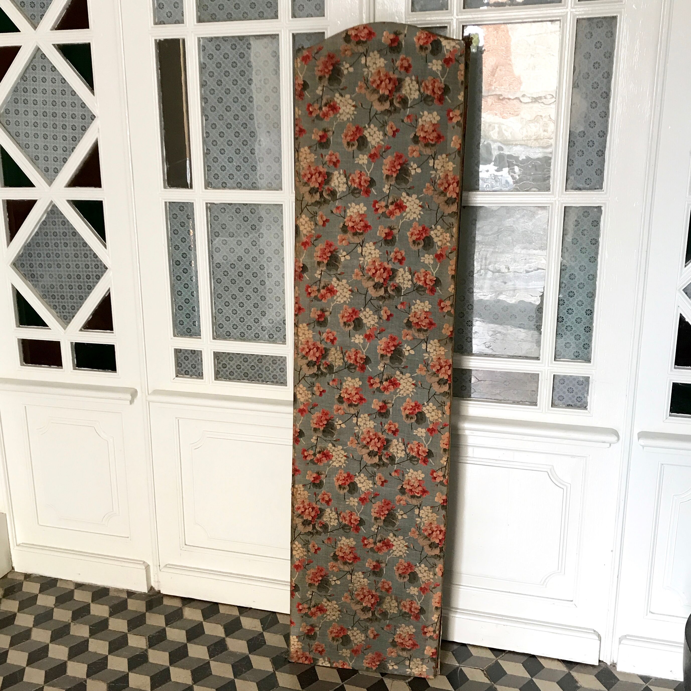 Screen old wood and flowery fabric