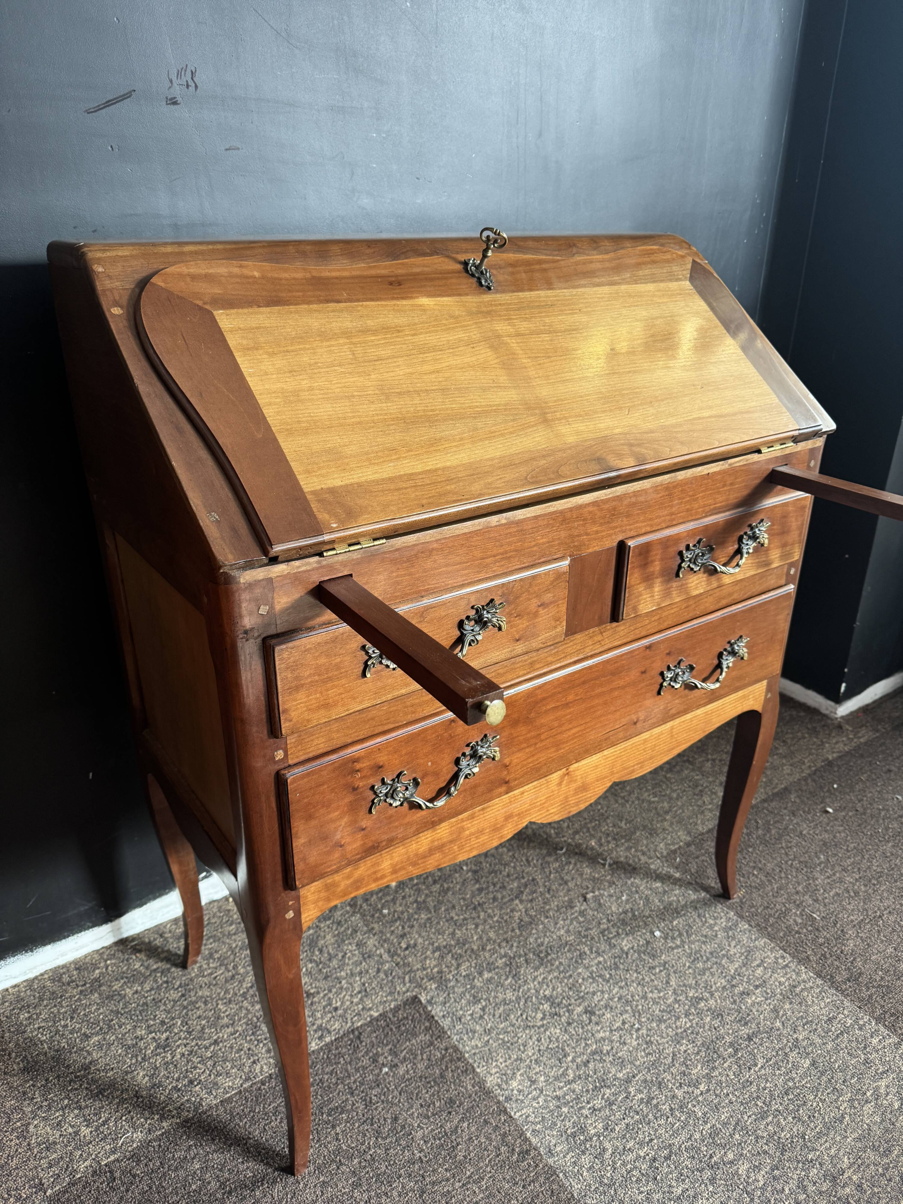 Slope desk / hump desk