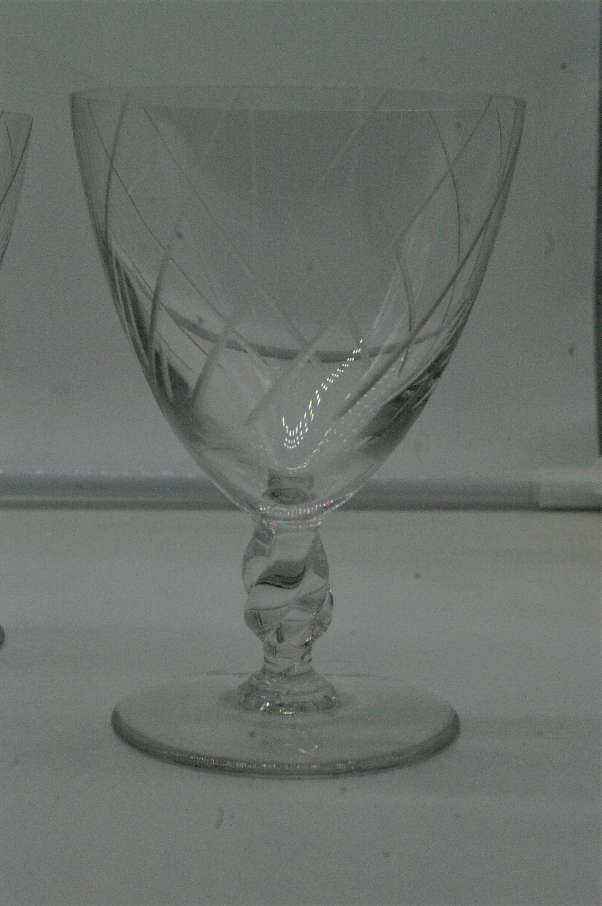 4 verres à vin  ou eau en cristal gravé