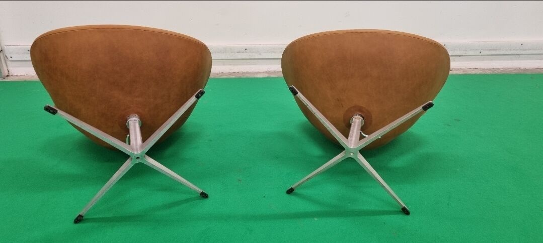 Pair Arne Jacobsen Swan chair Fritz Hansen