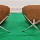 Pair Arne Jacobsen Swan chair Fritz Hansen