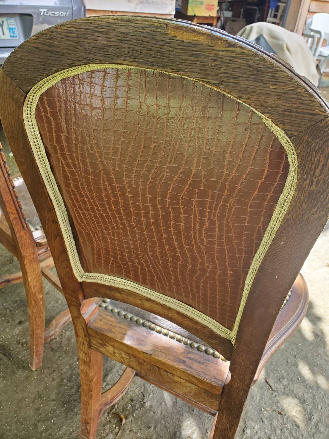 Paire de chaises en chêne et cuir