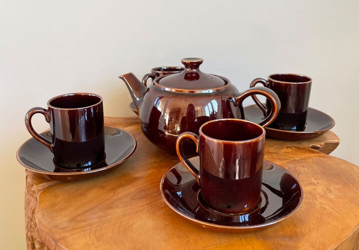 Service à café en céramique brun foncé, cafetière avec quatre tasses à expresso et soucoupes