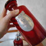 Ensemble de flacon pour salle de bain verre rouge et étain mid-century