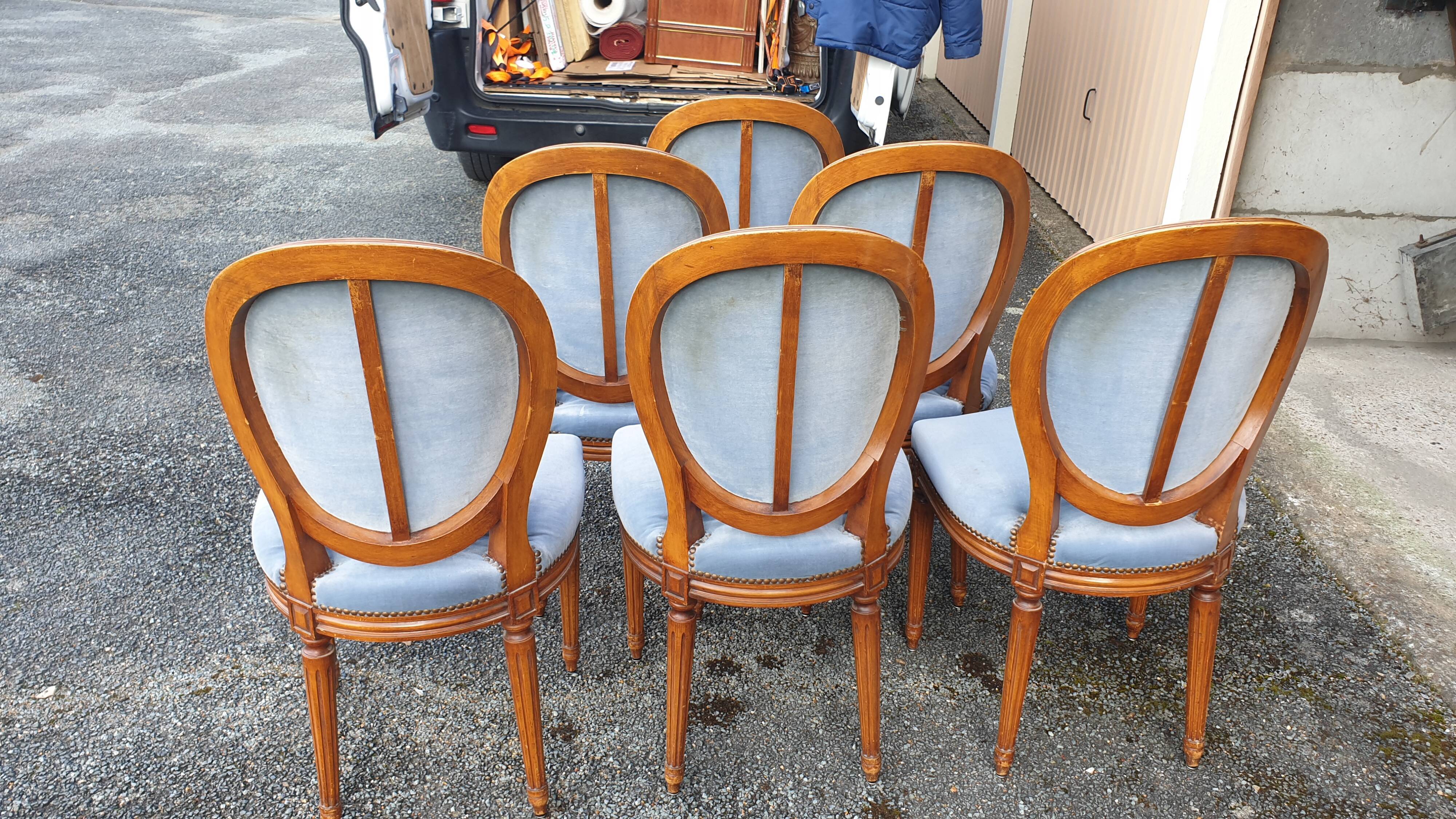 6 chaises à  médaillon Louis XVI