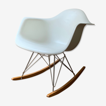 Rocking-chair Charles et Ray Eames coque blanche