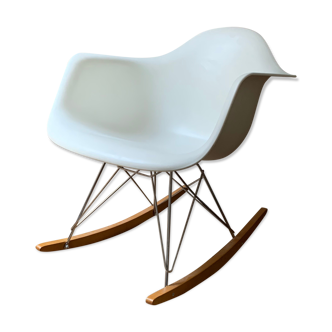 Rocking-chair Charles et Ray Eames coque blanche