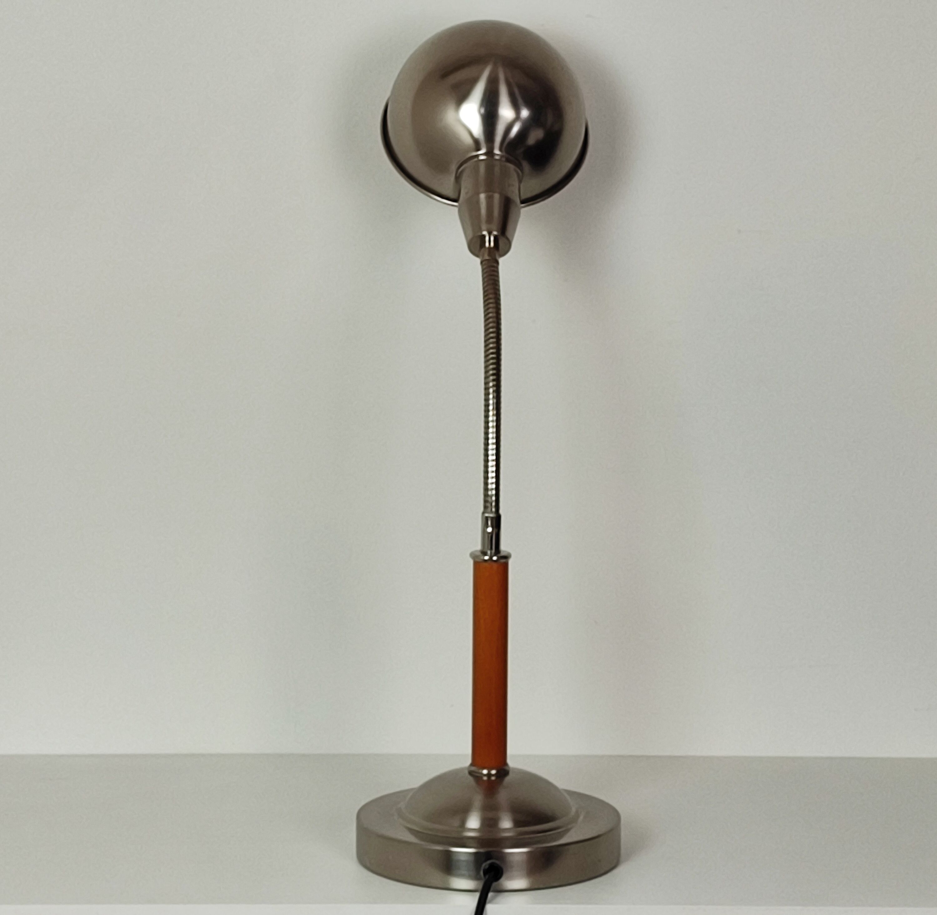 Articulated desk lamp