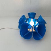 Lampe de table en plexiglas bleu Flower Design, années 1970, Italie