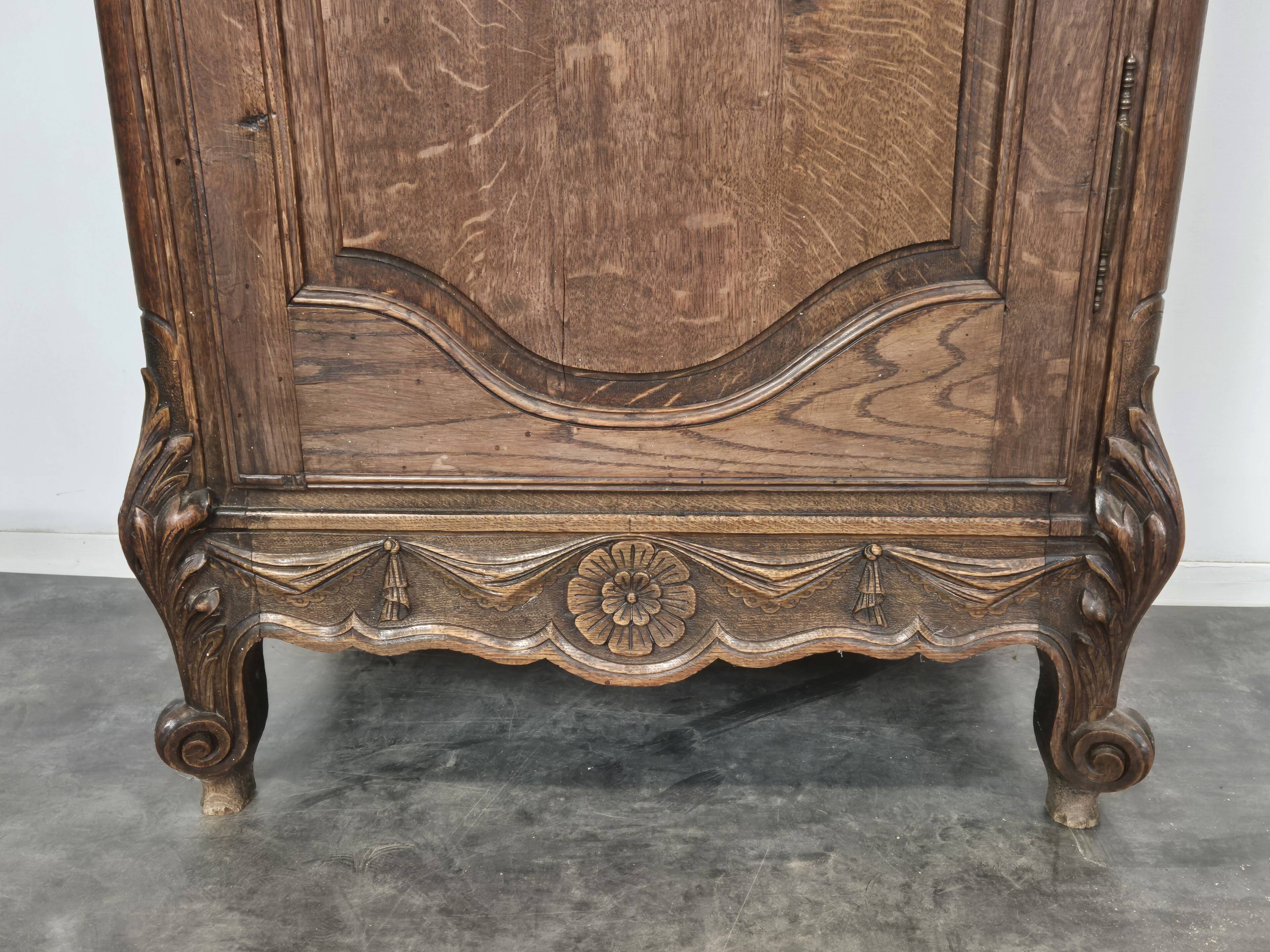 Norman bonnetière carved in solid oak