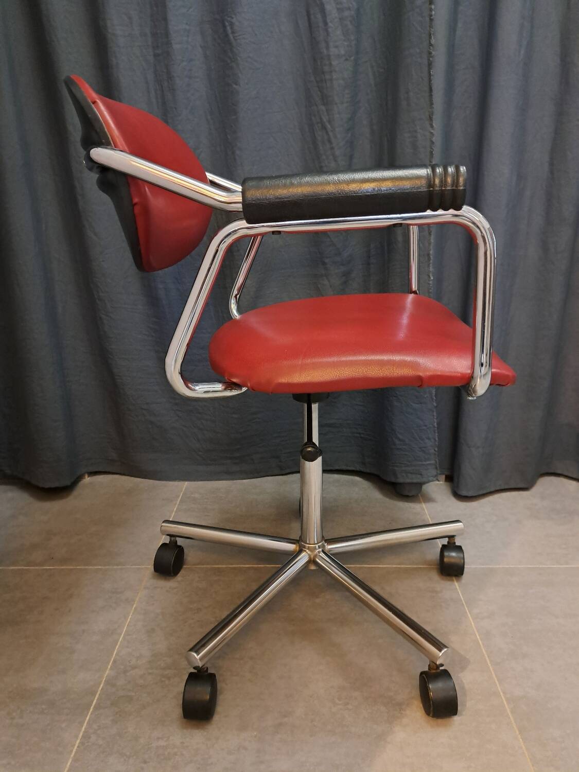 Kevi armchair in skai and chrome metal