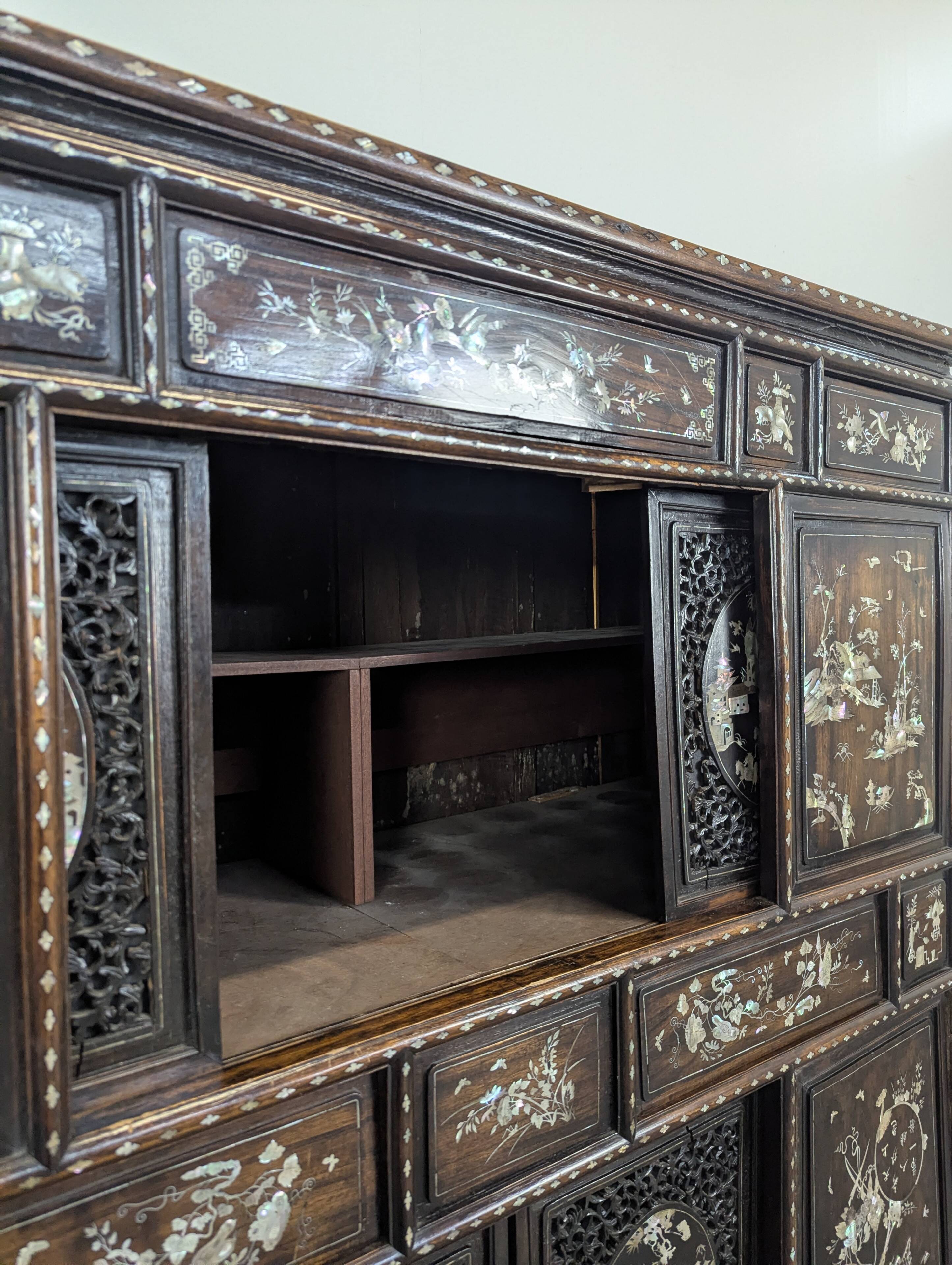 Cabinet Indochine Vietnam en bois exotique marqueterie de nacre