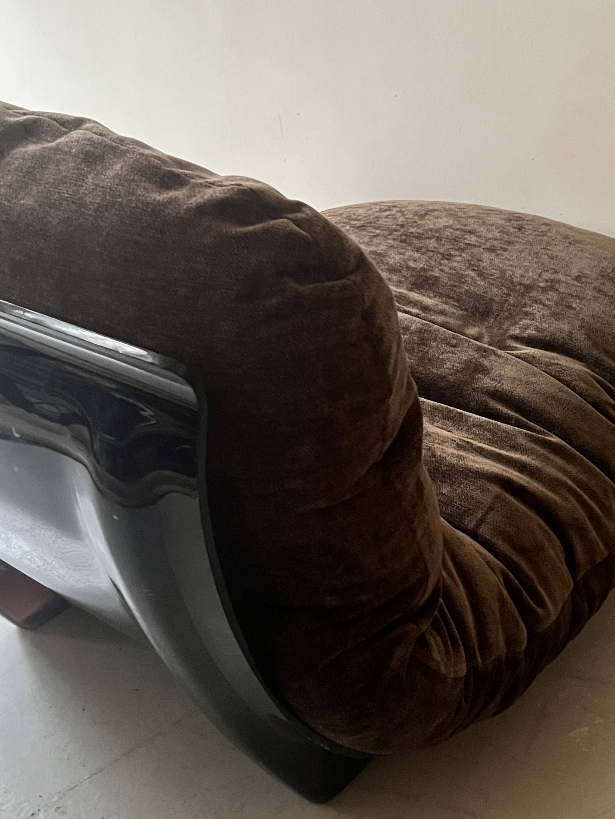 Chauffeuse Marsala en plexiglas fumé & velours ras marron, Ligne roset 1970