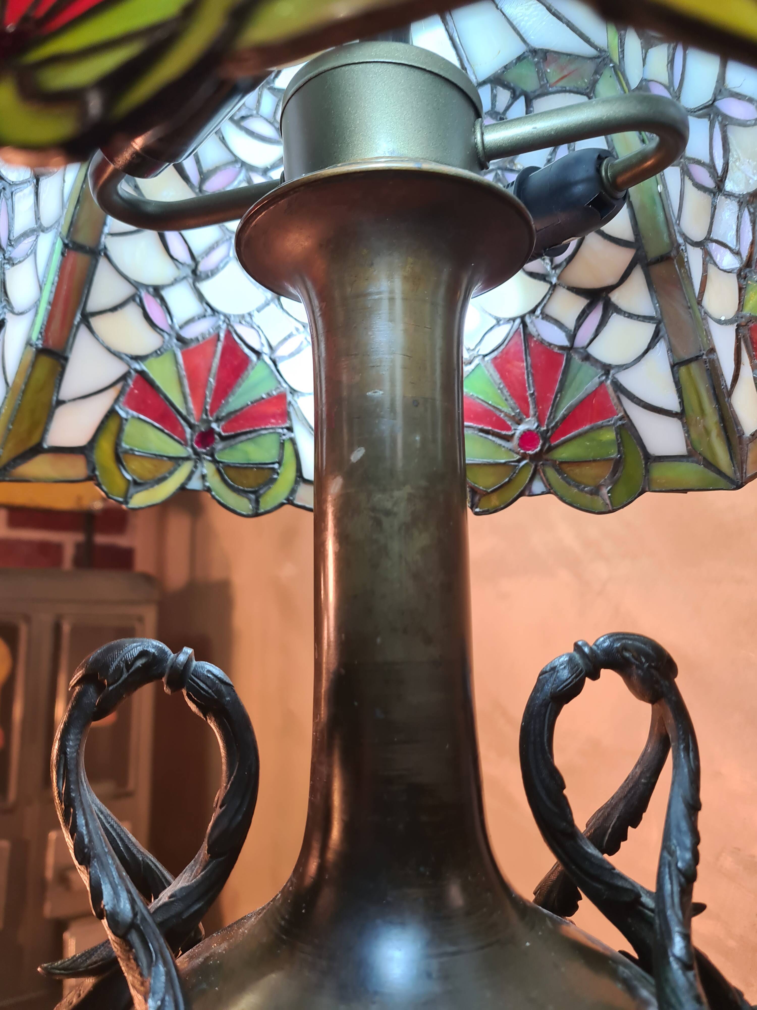 Caryatid lamp in bronze from 1900, Art Nouveau style, with a beautiful glass shade.