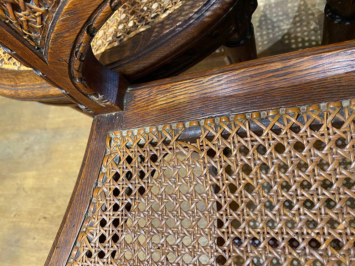 Série de six chaises de style Louis XVI. Assises et dossiers cannés.