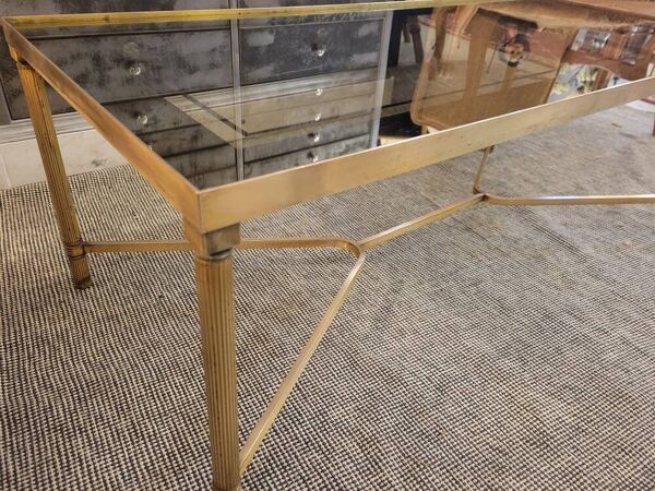 Table basse laiton et verre fumé