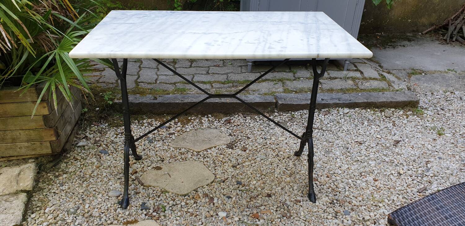 Bistro table in white Carrara marble and cast iron