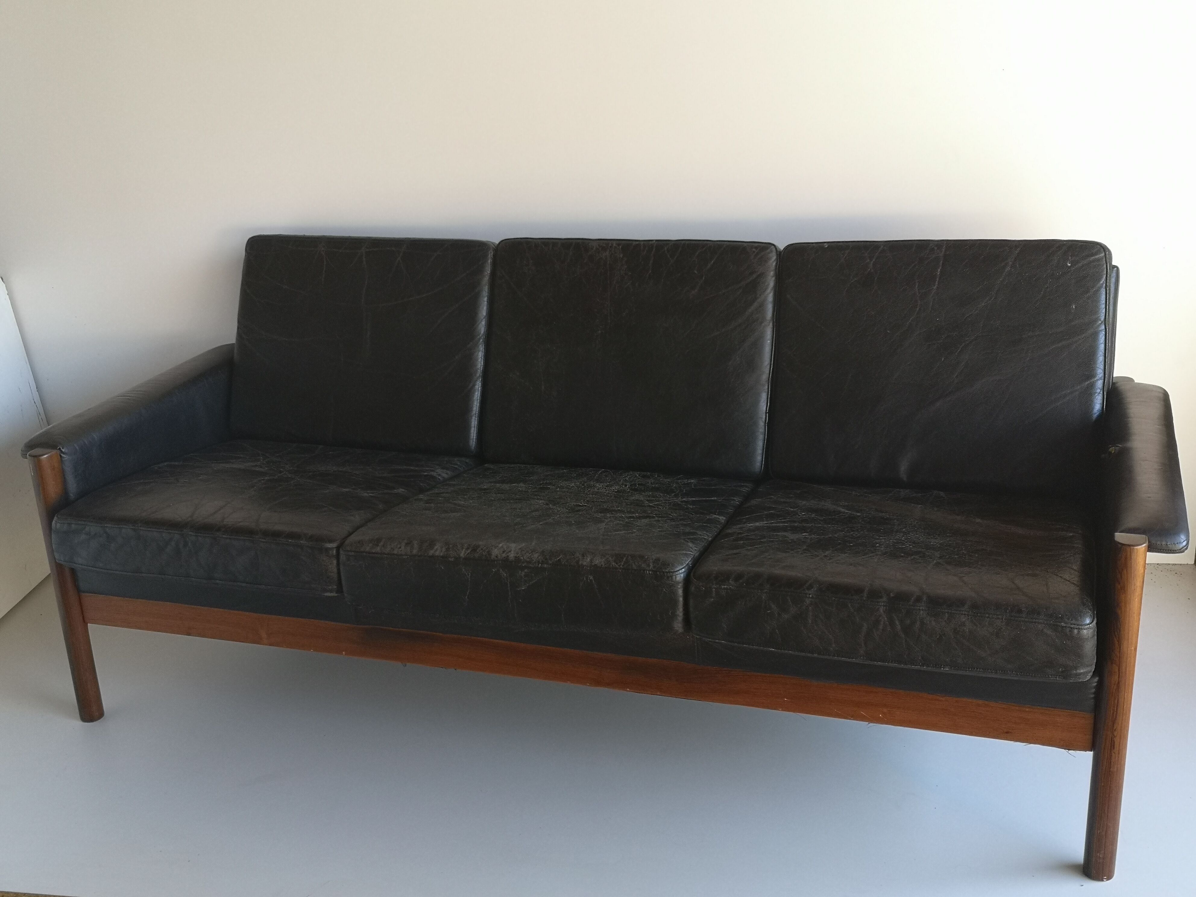 Canapé cuir 3 places scandinave en palissandre années 60