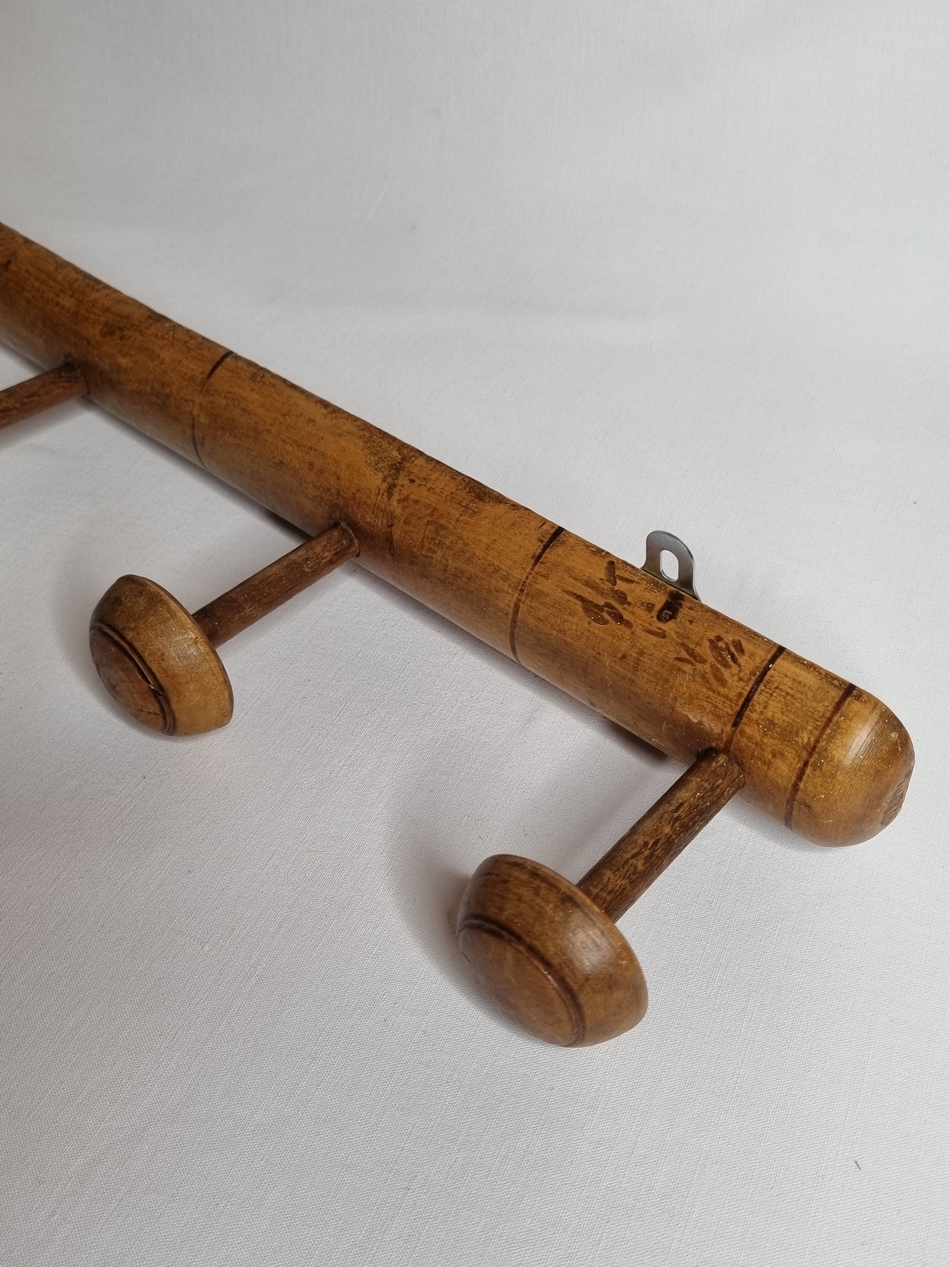 Portemanteau mural 1900 en bois tourné à l'imitation du bambou, 6 patères, 86 cm