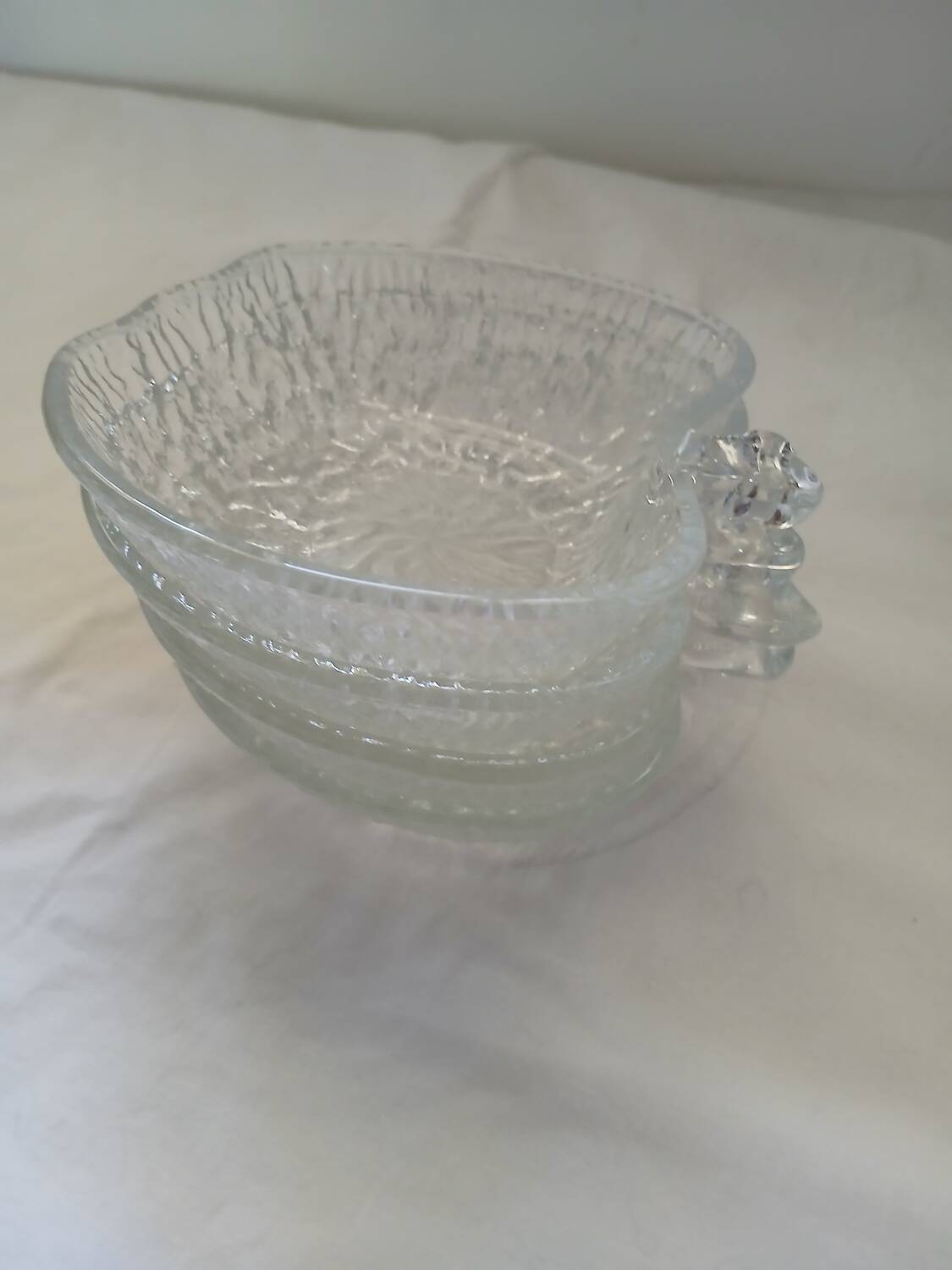 4 apple-shaped fruit bowls