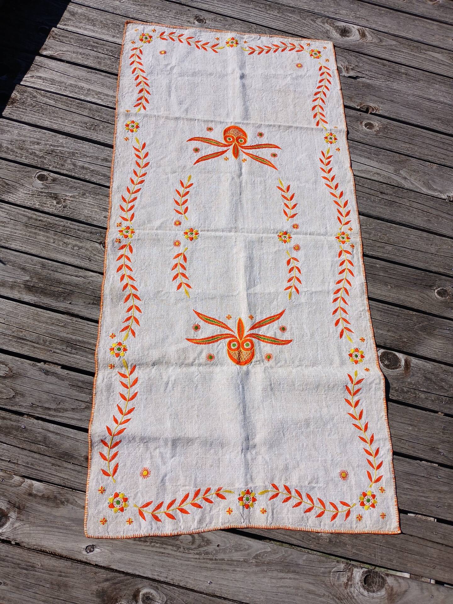 Chemin de table vintage en toile épaisse brodée 