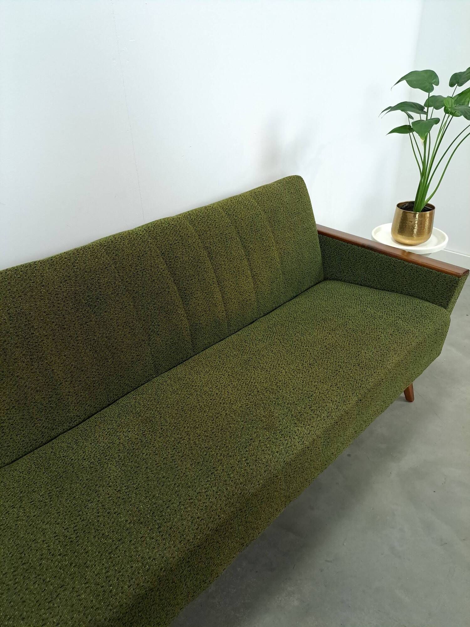 Slaapbank met groene stof en teakhout