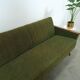 Slaapbank met groene stof en teakhout