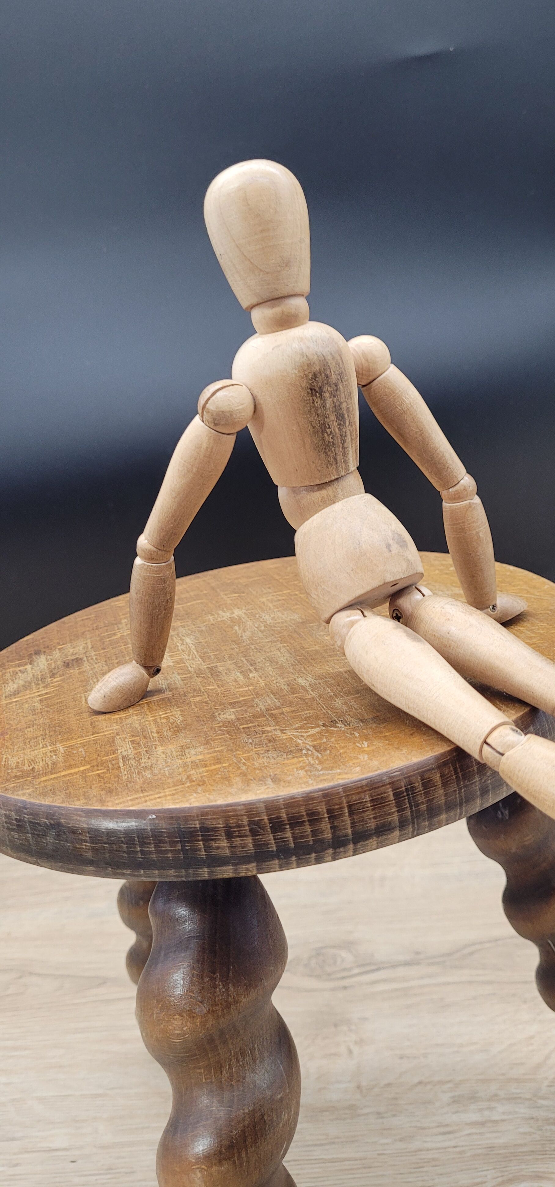 Tripod stool twisted feet