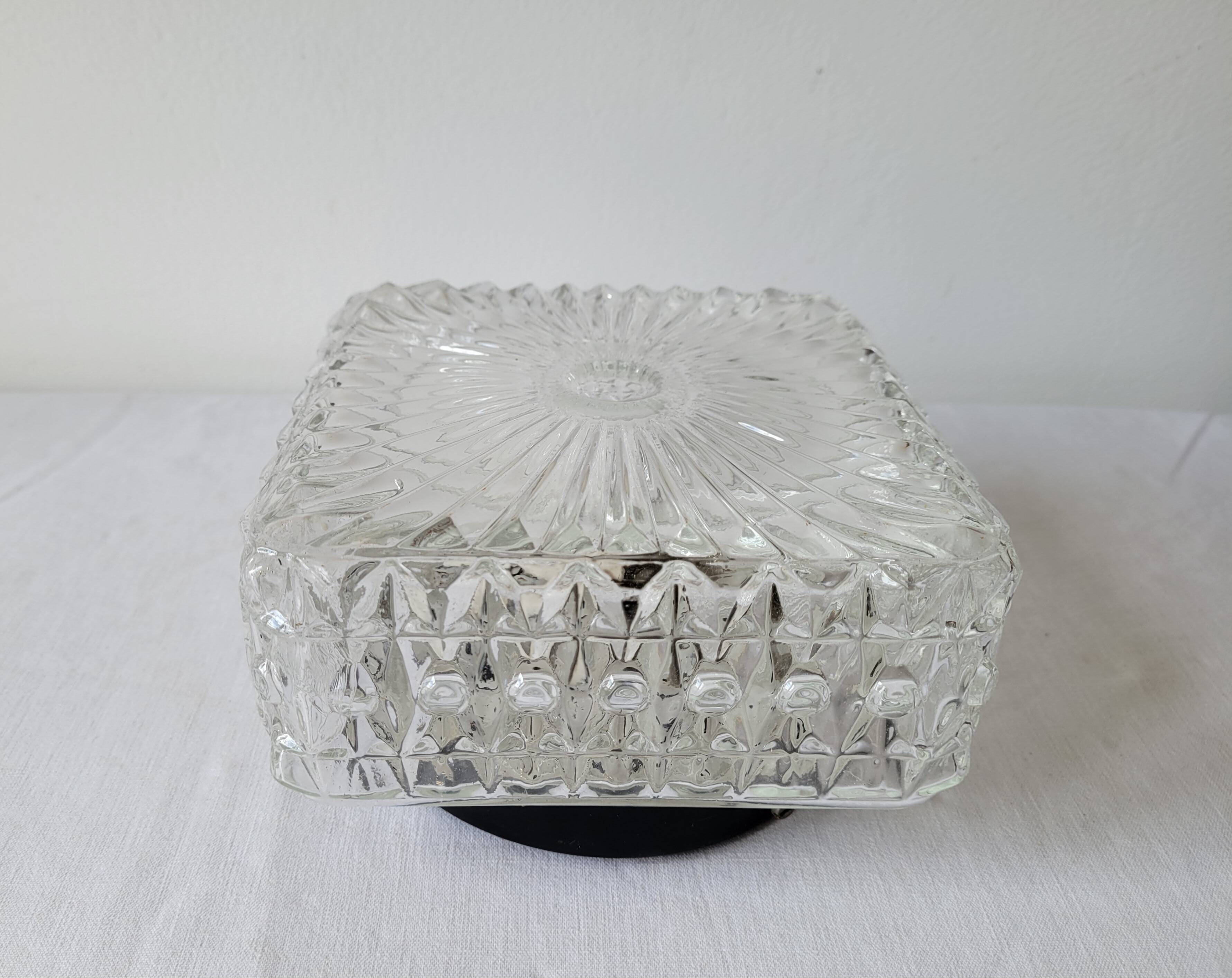 Plafonnier en verre moulé