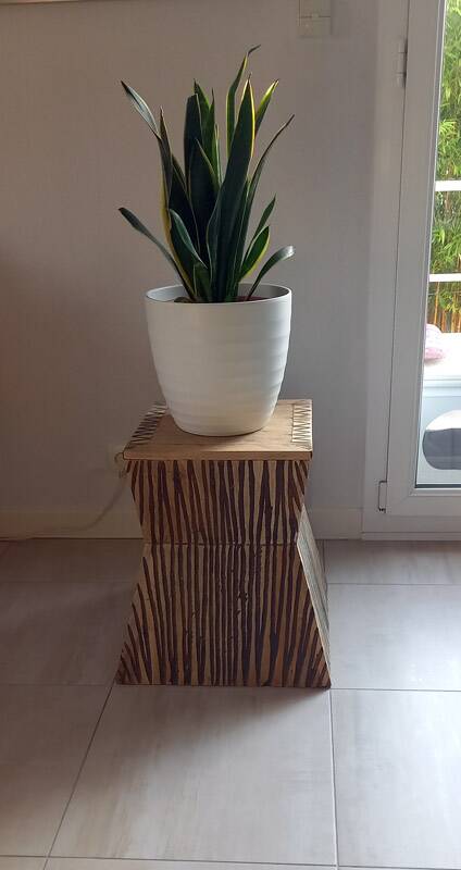 Tabouret coffre en teck naturel brun et noir.