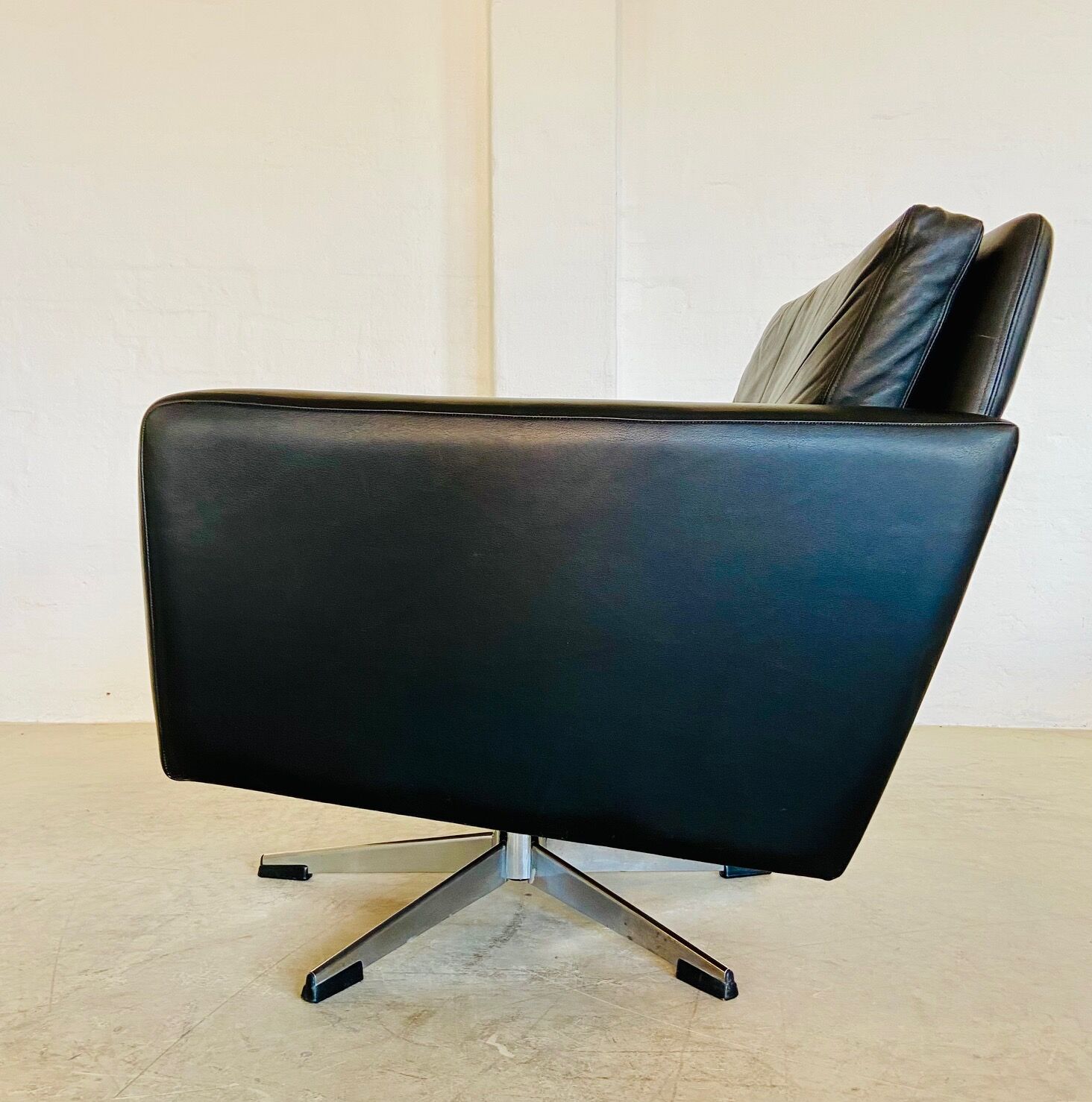 Vintage Danish swivel chair in black leather by Georg Thams