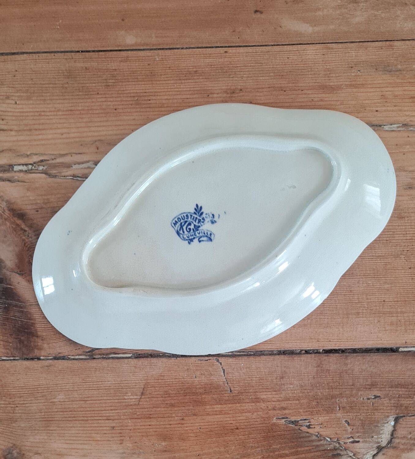 Serving dish in iron earth