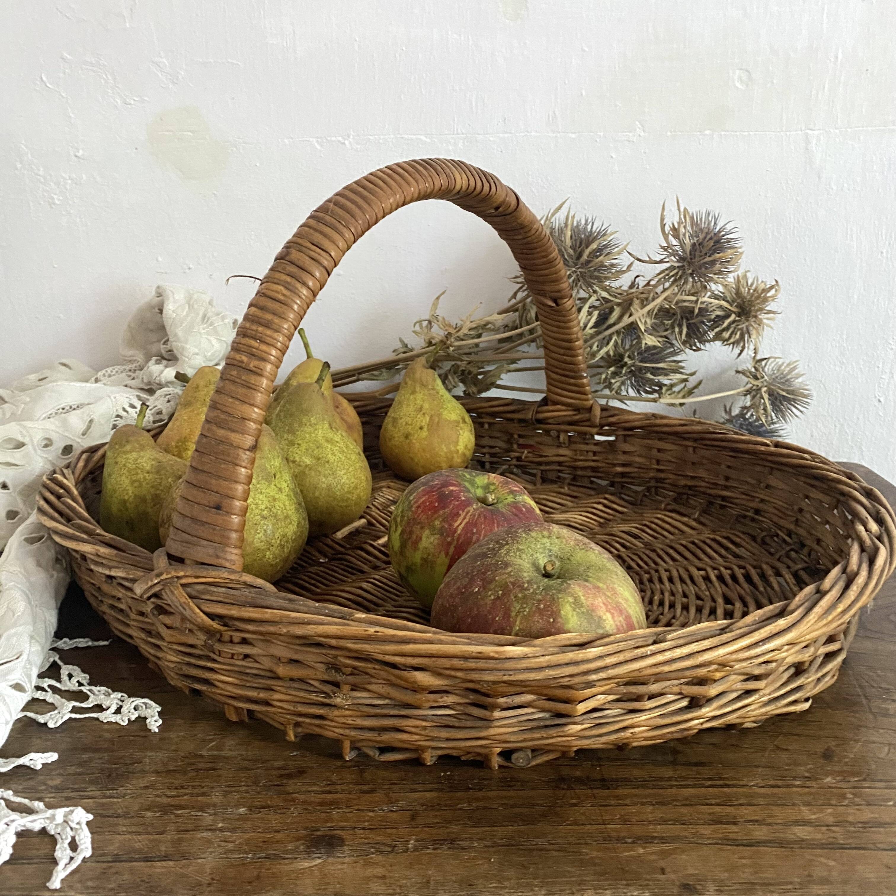 Flat-bottomed woven wicker basket