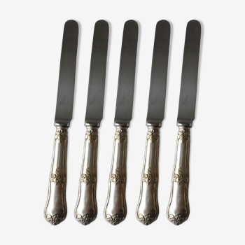 Ensemble de 5 couteaux XIXe en metal argente et rehauts de dorures a decor de raisins