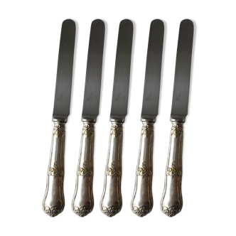 Ensemble de 5 couteaux XIXe en metal argente et rehauts de dorures a decor de raisins