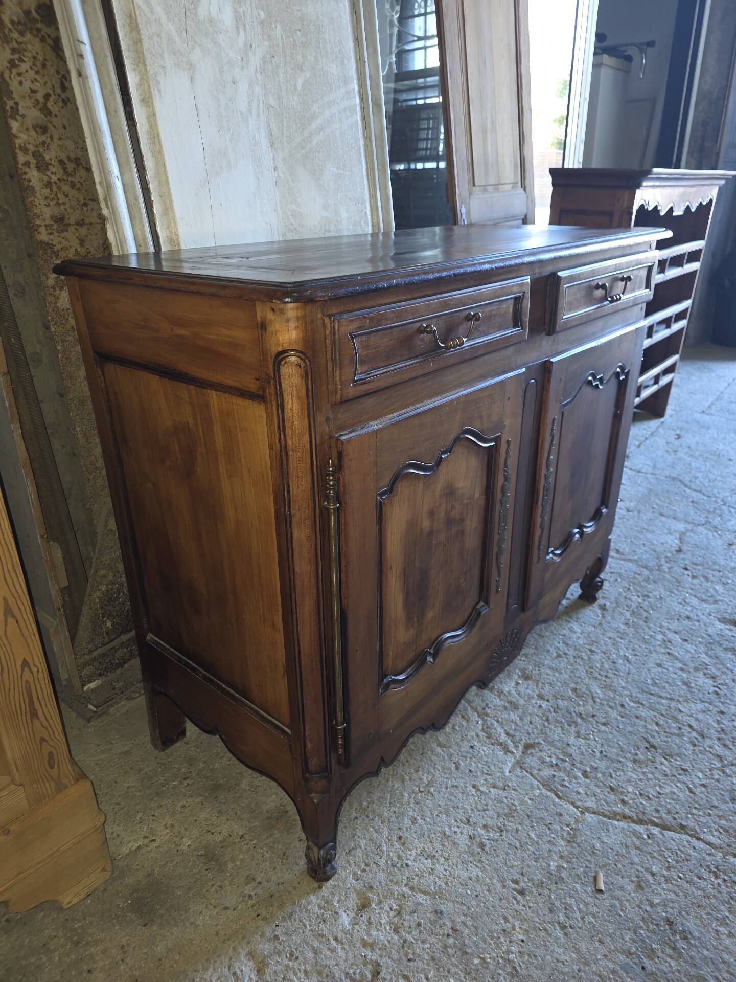 Buffet bas style Louis XV en merisier 