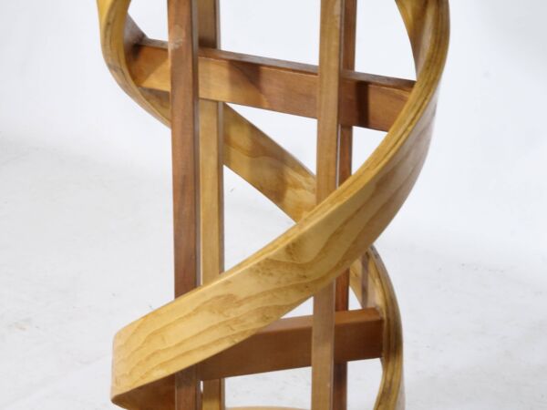 Table d'appoint en bois massif Design en bois de cerisier ADN hélicoïdal Pièce unique, années 1980