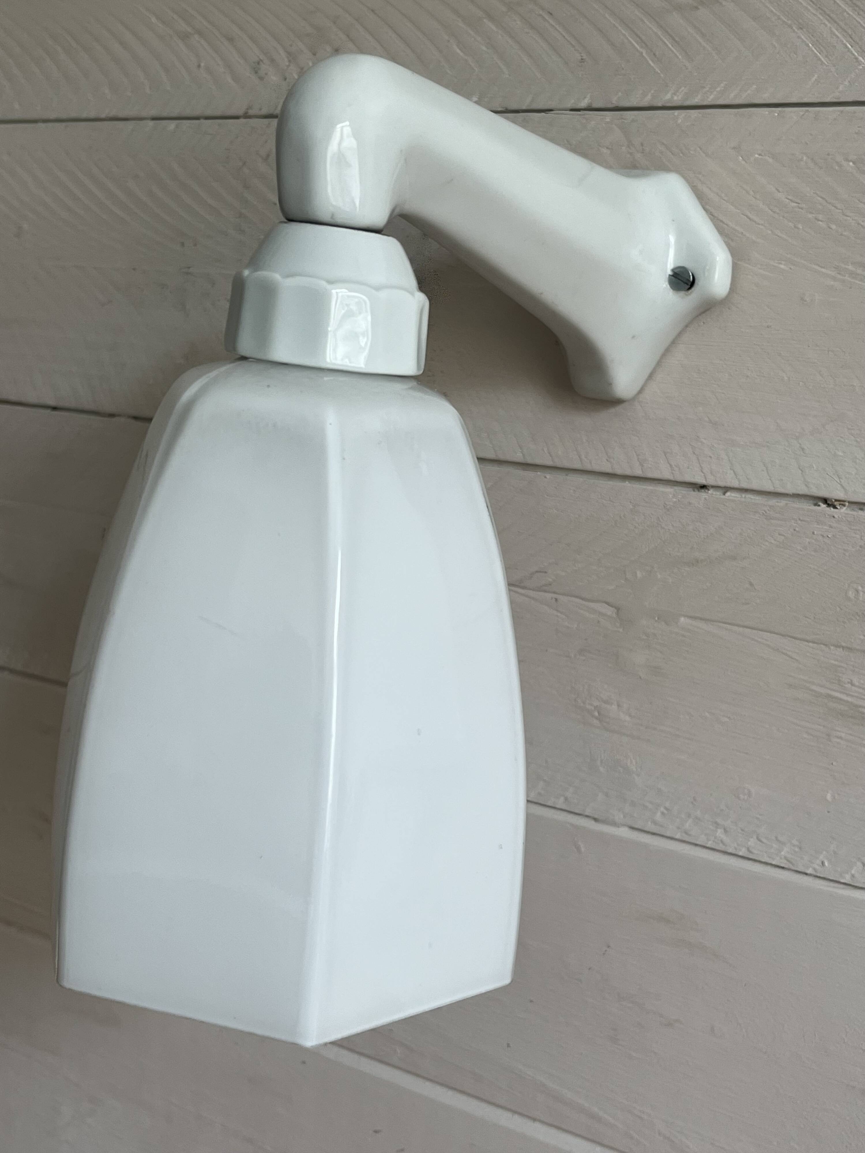 Art Deco wall light in ceramic and opaline.