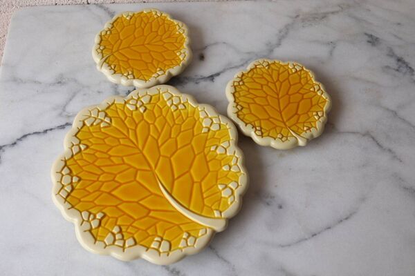 Dessous de plat / bouteille barbotine jaune feuille de vignes