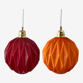 Lot de deux suspensions origami en opaline orange et rouge