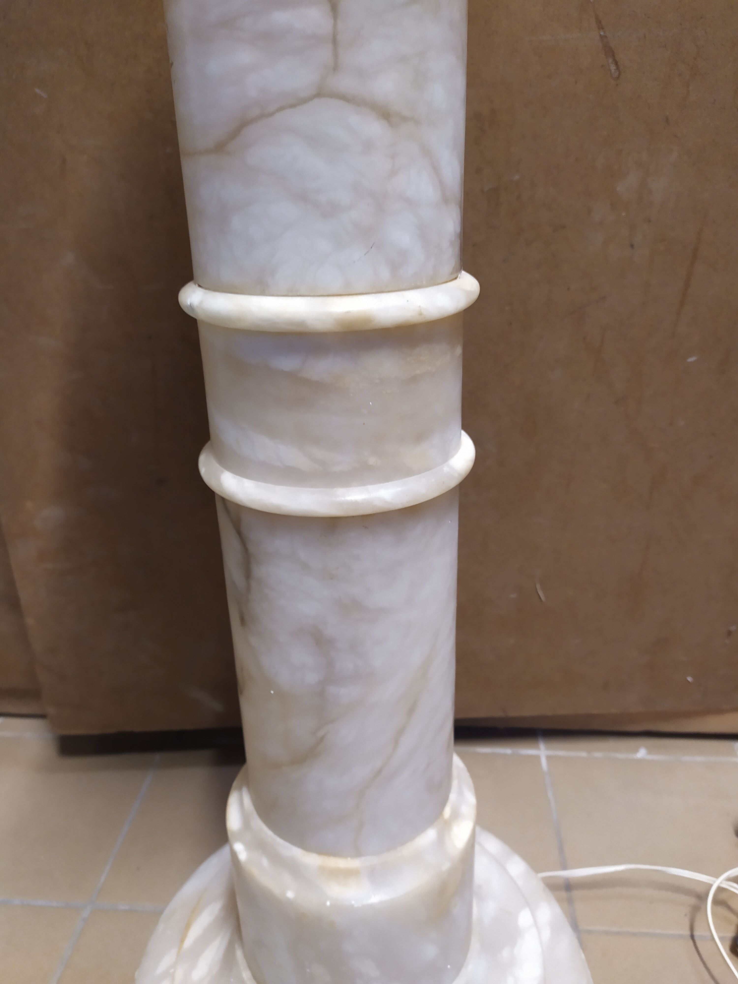 Column in bright alabaster 87 cm 3 fires