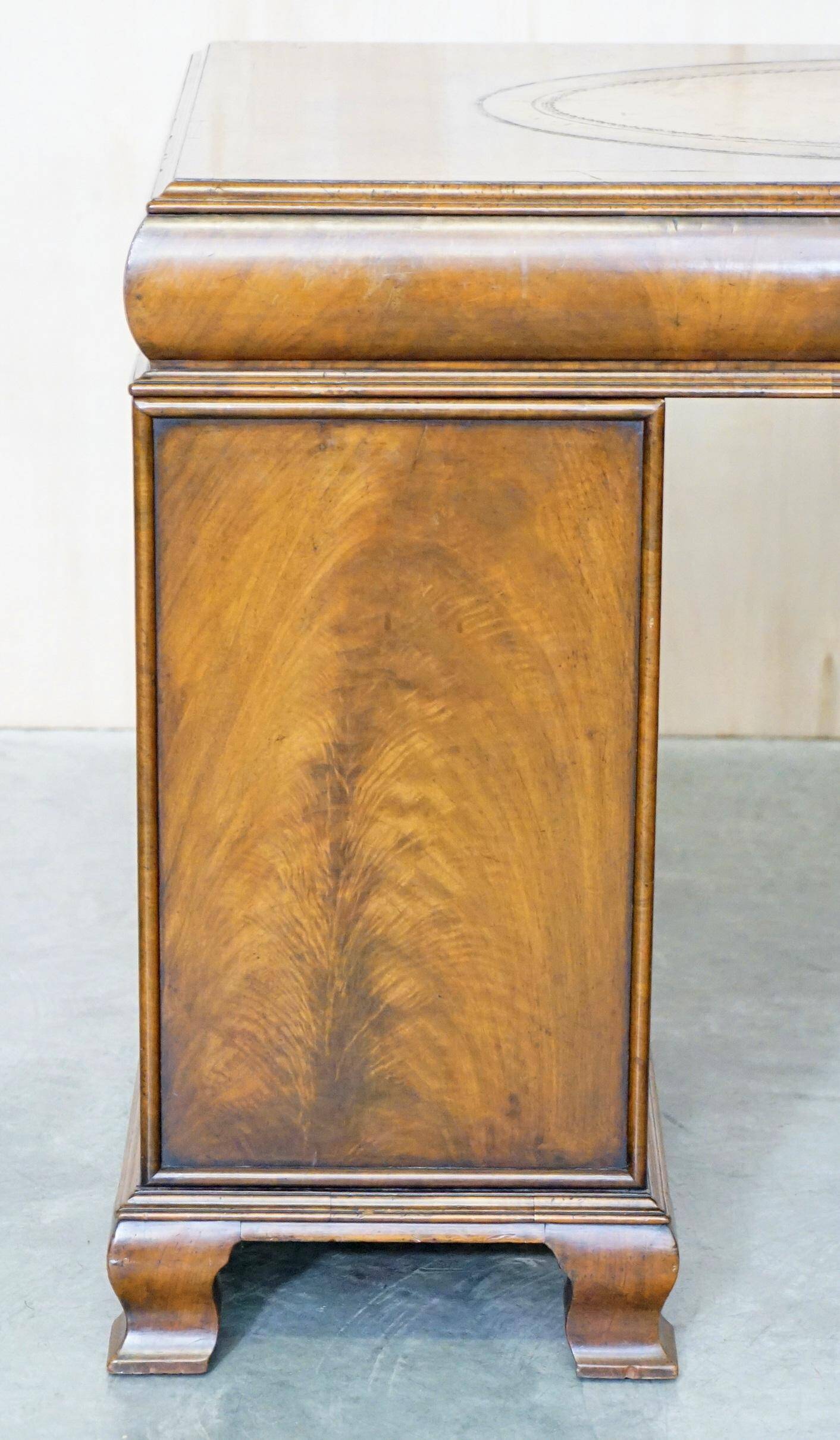 Bureau partenaire victorien en noyer burr avec cuir