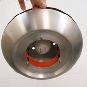 Ancienne lampe de design danois de l'ère spatiale en aluminium avec intérieur orange.