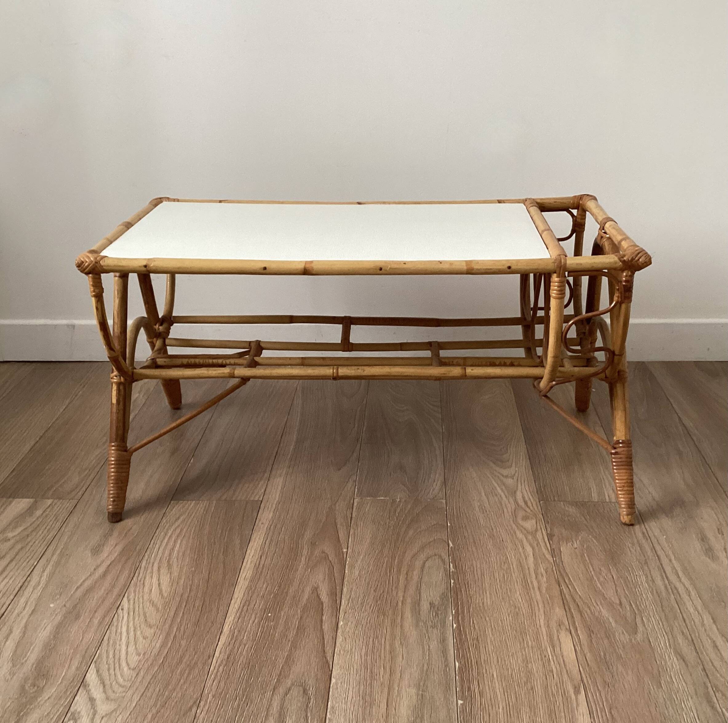 Tabler basse en rotin avec porte-revues