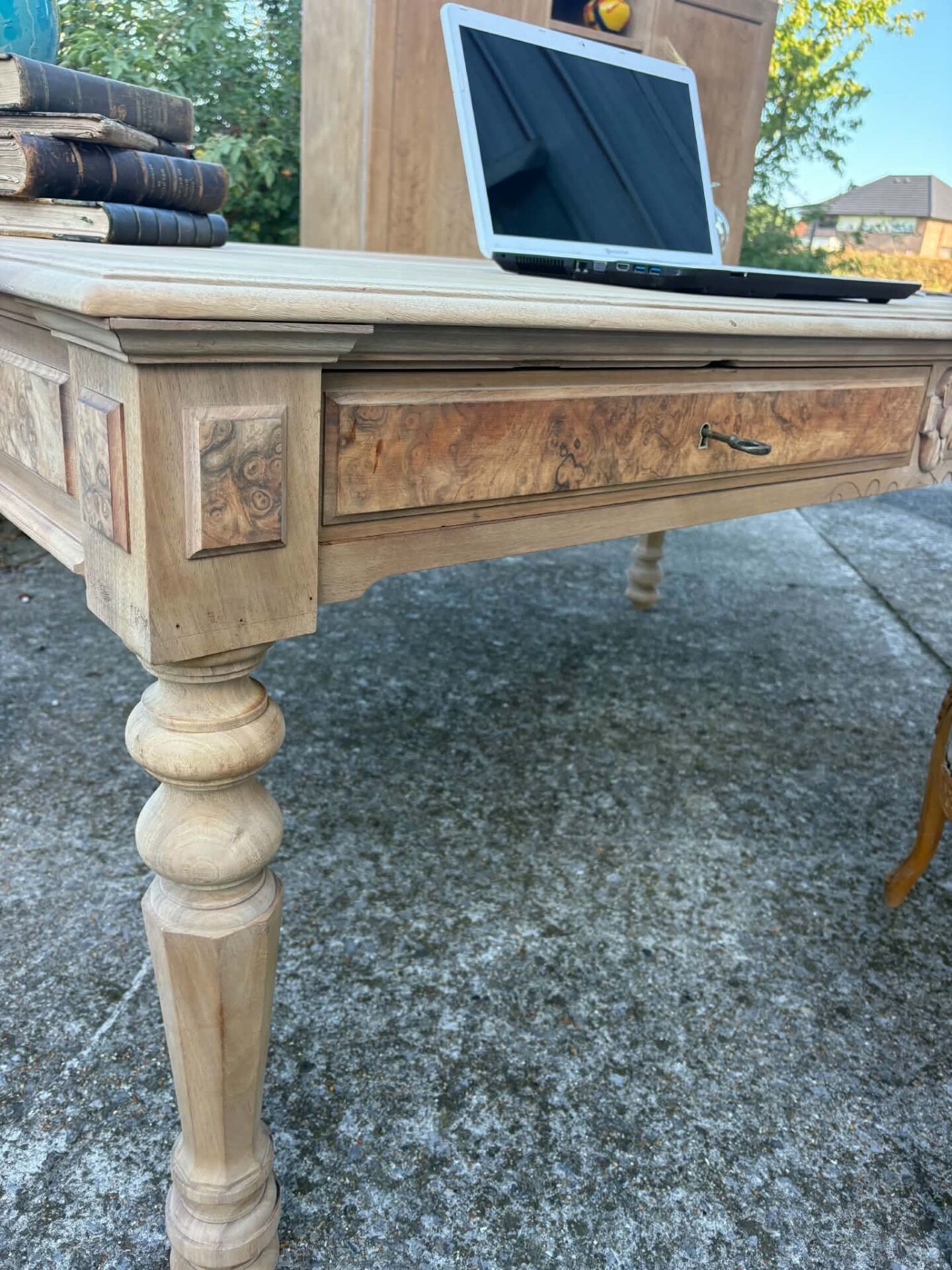 Grand bureau ancien en bois brut