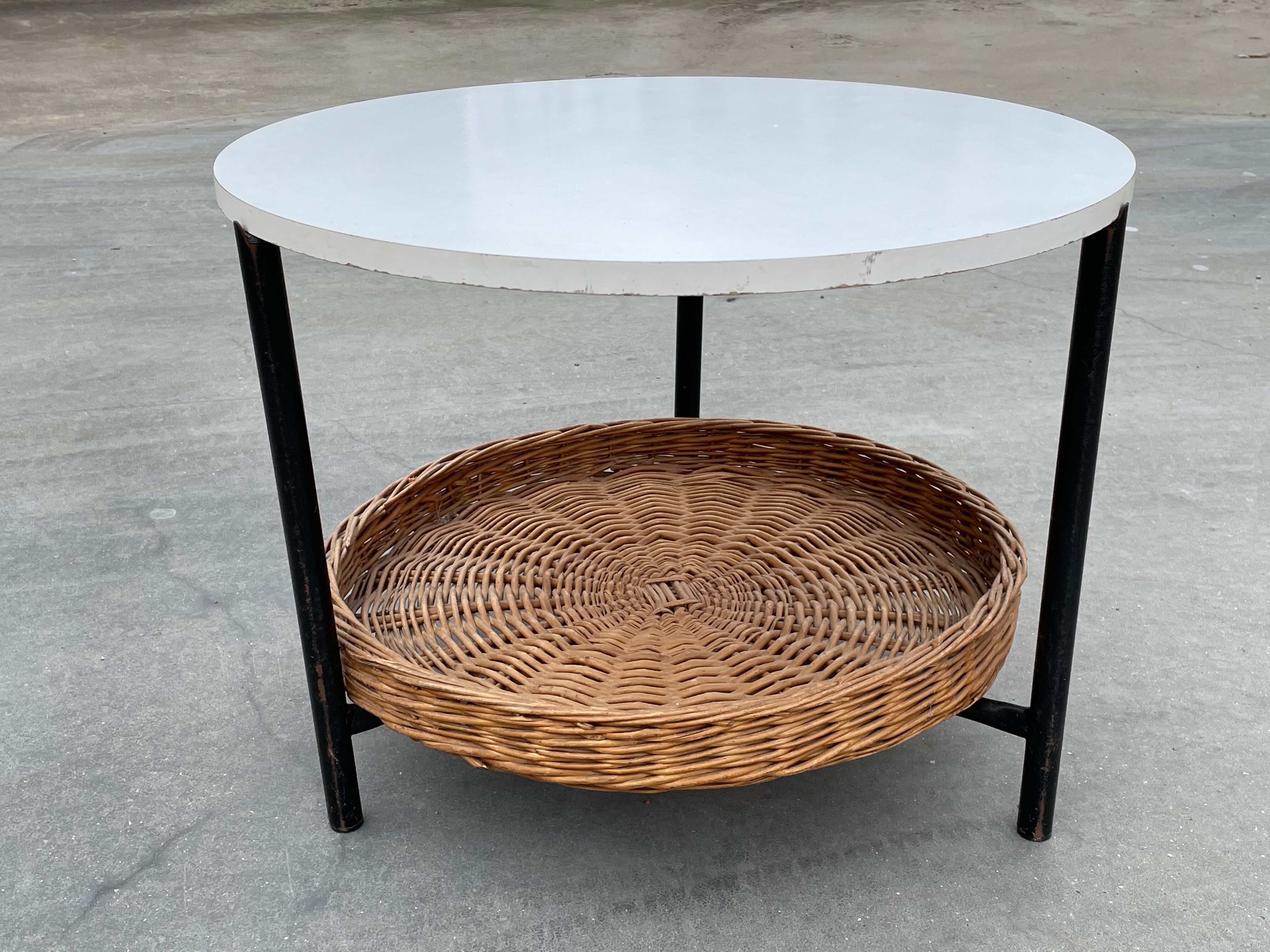Modèle compact de table basse vintage avec panier de magazine