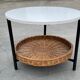 Modèle compact de table basse vintage avec panier de magazine